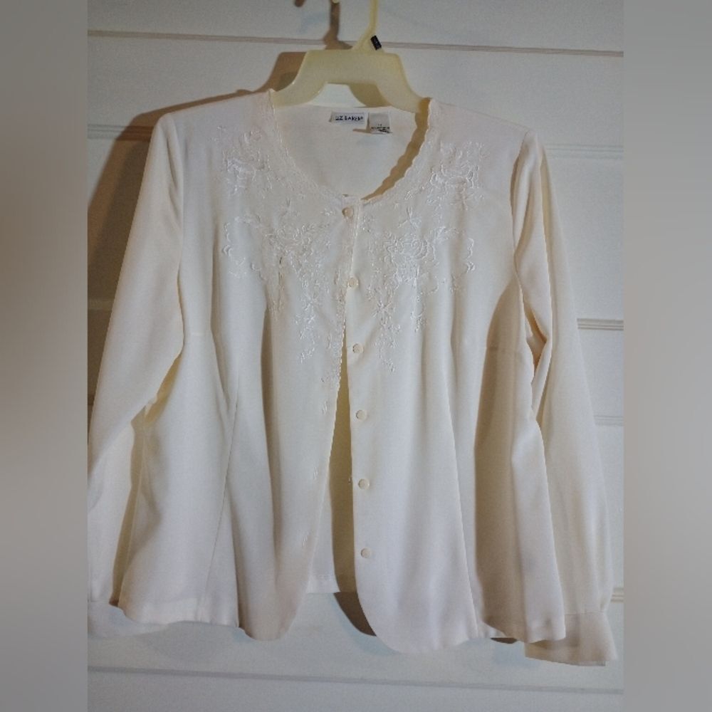 Liz Baker 16 women's blouse embroidered floral front